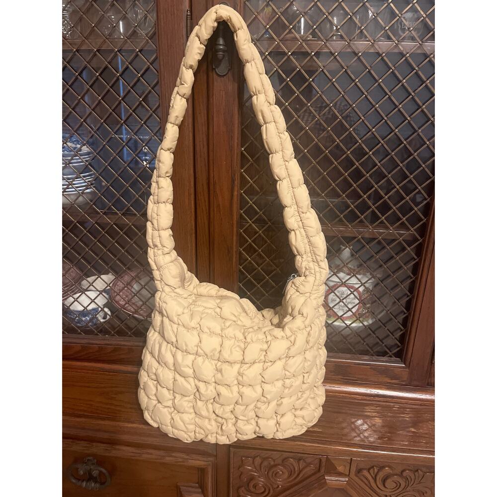 Puffer Quilted Shoulder bag. Lightweight and versatile.